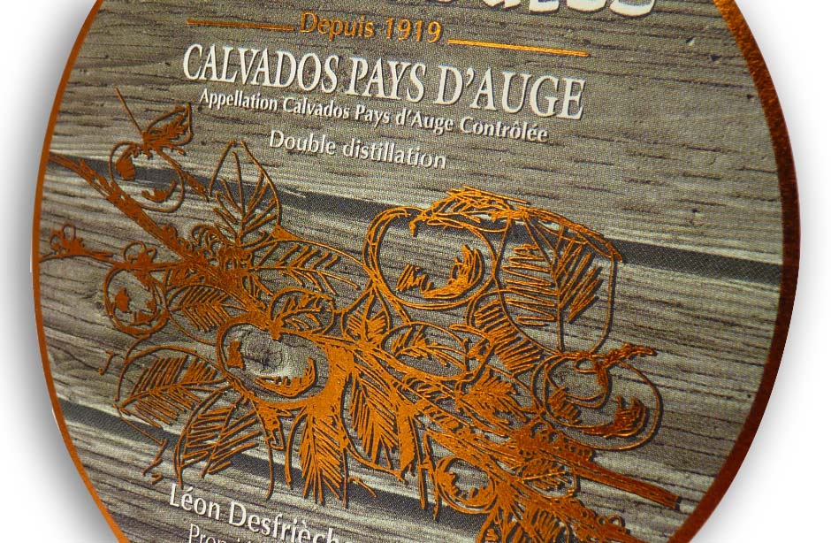 Etiquette calvados pays d’auge Léon Desfrièches, sur papier verge creme adhesif permanent, or à chaud, gaufrage, quadri